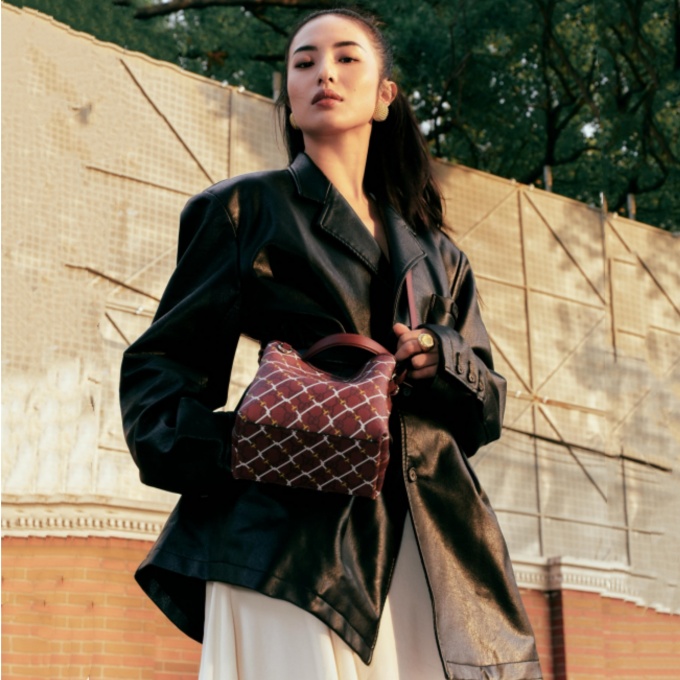 gucci gg emblem small tote bag #815118